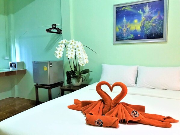 1 bedroom, WiFi - central festival chiang mai 18 kilometers. (สันทราย)