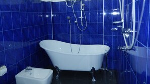 Deluxe Room | Bathroom - The Paradise Hotel (Seeduwa - Katunayake)