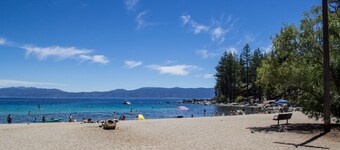 素晴らしい湖の景色を望むグランドロッジ