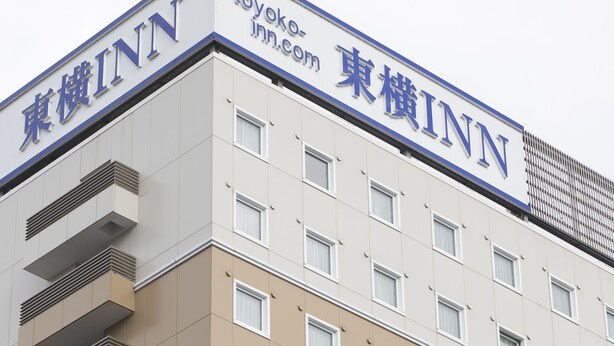 Un bâtiment portant les enseignes « TOYOKO INN » et « TOYOKO INN.com », ce qui indique qu’il s’agit d’un hôtel.