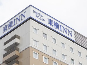 Un bâtiment portant les enseignes « TOYOKO INN » et « TOYOKO INN.com », ce qui indique qu’il s’agit d’un hôtel.