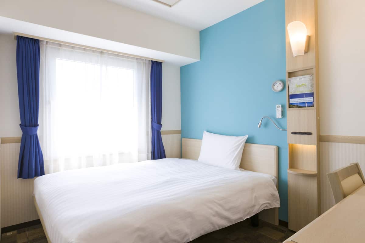 desk, wifi, bed sheets