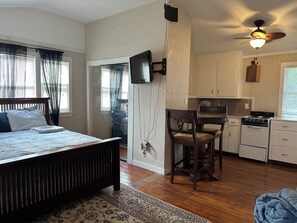 Iron/ironing board, free WiFi, bed sheets