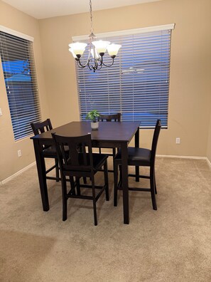 Dining - Oasis at Johnson Ranch (Queen Creek)