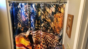Leopardikuviollinen suihkuverho.