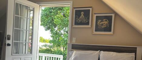 Escritorio, tabla de planchar con plancha, wifi gratis y ropa de cama