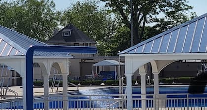 "Serene Retreat near JFK: Private Balcony, Yard, and Pool Access"