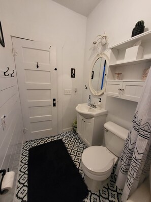 Combined shower/bathtub, hair dryer, towels, soap
