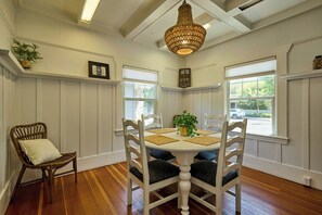 Dining - Wine Country Cottage in downtown Santa Rosa, CA  (Santa Rosa)