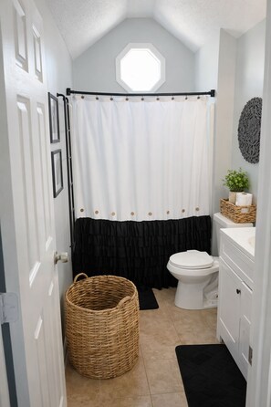 Sèche-cheveux, serviettes fournies