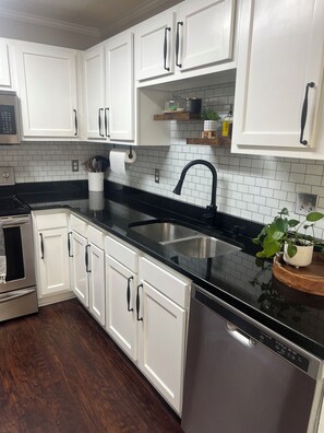 Mikrobølgeovn, oppvaskmaskin, kaffetrakter/tekoker og kjøkkenutstyr