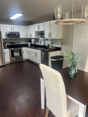 Mikrobølgeovn, oppvaskmaskin, kaffetrakter/tekoker og kjøkkenutstyr