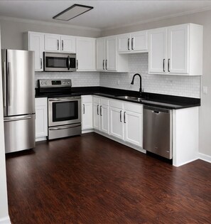 Mikrobølgeovn, oppvaskmaskin, kaffetrakter/tekoker og kjøkkenutstyr