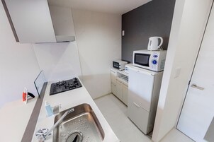 Herbergi (Lovely) | Einkaeldhús | Ísskápur, örbylgjuofn, eldavélarhellur, rafmagnsketill