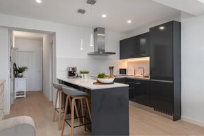 Een magnetron, een oven, een kookplaat, een vaatwasser