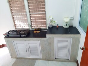Fridge, coffee/tea maker, electric kettle, cookware/dishes/utensils - Mj  Tent 1or2 Person in my front yard (ต.ป่าไผ่)