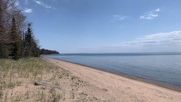 Beach nearby, sun-loungers, beach towels