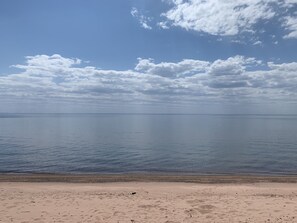 Beach nearby, sun loungers, beach towels - Private Beach and Endless Water  (La Pointe)