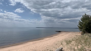 Una spiaggia nelle vicinanze, lettini da mare