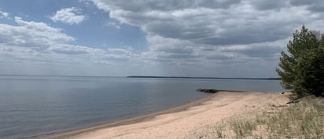 Vlak bij het strand, ligstoelen aan het strand