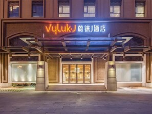 Front of property – evening/night - Vyluk J Hotel South Asian Garden Dianchi (Kunming)