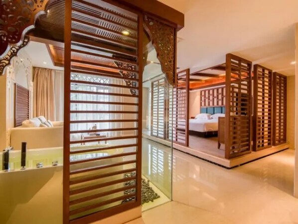 Deluxe Double Room (Mainland Chinese Citizen Only) | Desk, blackout drapes, free WiFi - Vyluk J Hotel South Asian Garden Dianchi (Kunming)