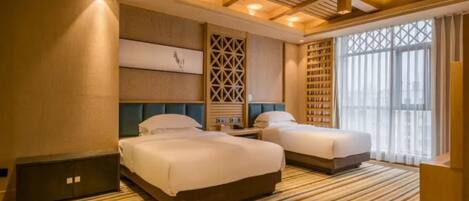 Escritorio, cortinas blackout y wifi gratis