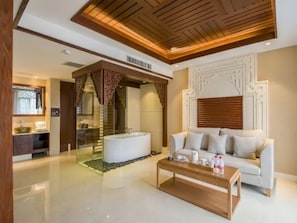 Deluxe Double Room (Mainland Chinese Citizen Only) | Desk, blackout drapes, free WiFi - Vyluk J Hotel South Asian Garden Dianchi (Kunming)