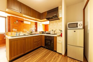 Vacation | Private kitchen | Fridge, microwave, oven, stovetop - THE COMFORIA (Sapporo)