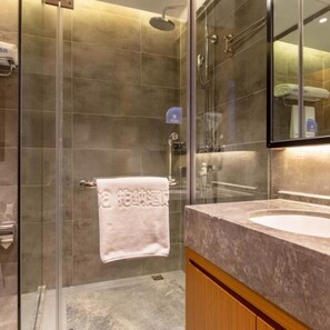 Superior Twin Room | Bathroom | Shower, free toiletries, towels, soap - Urba Hotel · Shahe North Station Liuzhou (Liuzhou)