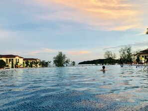 Outdoor pool - Sealong Bay ZhongQi Conifer Hotel (Prey Nob)