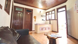 A room with a wooden ceiling, a reception desk, a reception area, and a wooden floor. - Kuri Beach View Inn (Omadhoo)