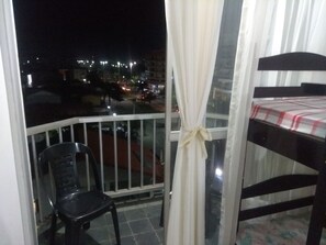Property grounds - Suite with balcony and separate kitchen, in an apartment. (Cabo Frio)
