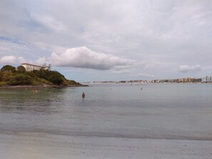 Beach nearby - Suite with balcony and separate kitchen, in an apartment. (Cabo Frio)