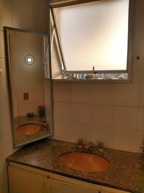 Chuveiro, papel higiênico