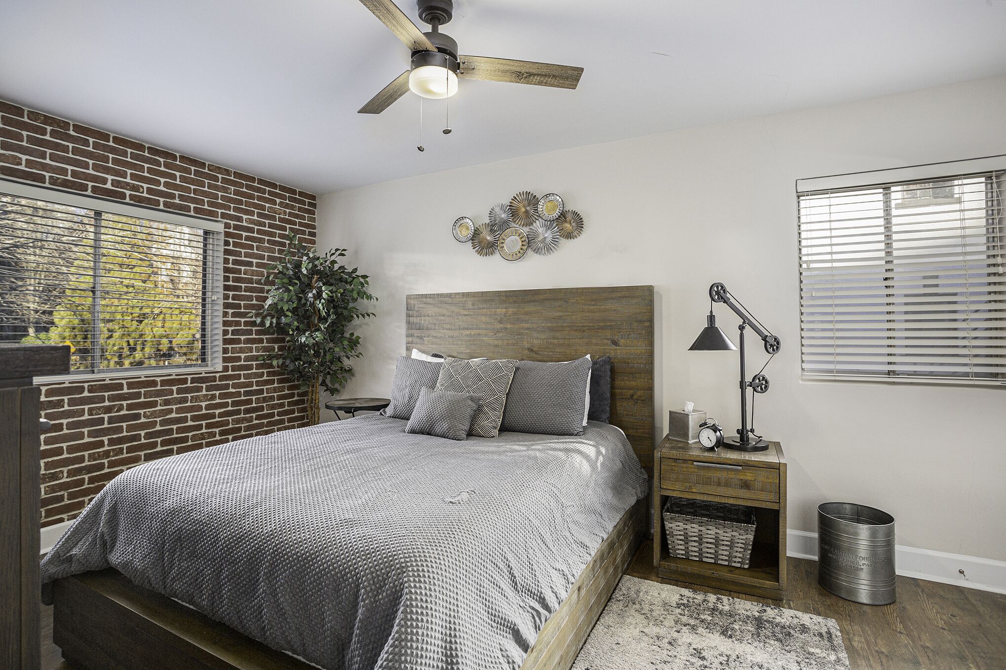 2 bedrooms, desk, bed sheets