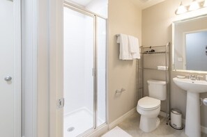 Apartamento | Banheiro | Chuveiro/banheira combinados, secador de cabelo, toalhas de banho 