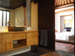 2 quartos, cofres nos quartos, ferros/tábuas de passar roupa, Wi-Fi