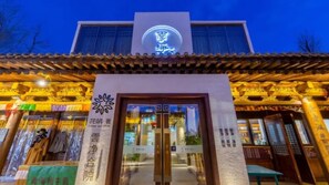 Front of property – evening/night - Floral Hotel Yun Jing He Yuan Haidong (Haidong)