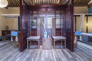 Exclusive Suite (A) | Desk, blackout drapes, free WiFi