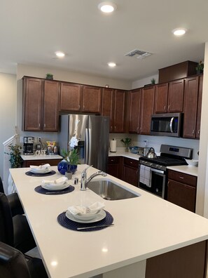 Kühlschrank, Mikrowelle, Ofen, Herdplatte