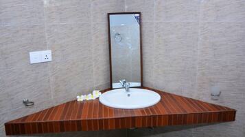 Deluxe Room, 1 King Bed, Terrace, Garden View | Bathroom | Shower, rainfall showerhead, free toiletries, bathrobes