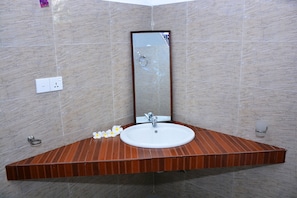 Deluxe Room, 1 King Bed, Terrace, Garden View | Bathroom | Shower, rainfall showerhead, free toiletries, bathrobes