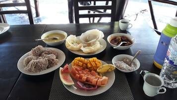 Daily self-serve breakfast (LKR 2 per person)