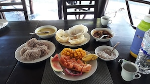 Daily self-service breakfast (LKR 2 per person)
