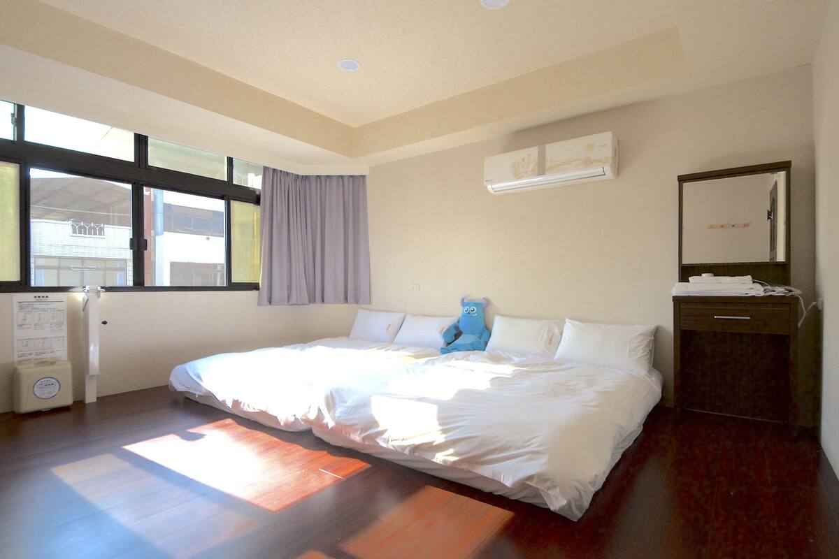 Blackout curtains, free WiFi, bed sheets