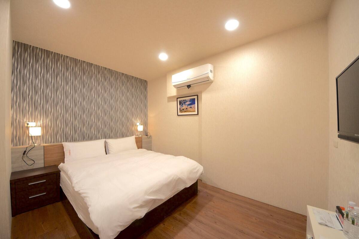 Blackout curtains, free WiFi, bed sheets