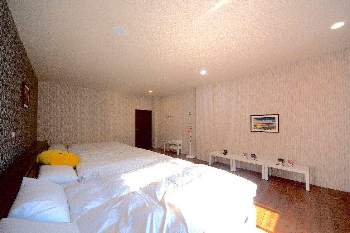 Blackout curtains, free WiFi, bed sheets