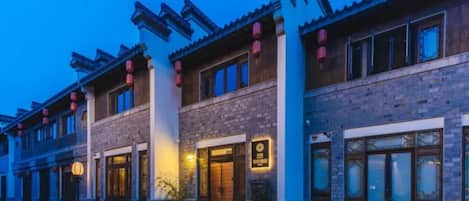 Façade de l’hébergement - soirée/nuit