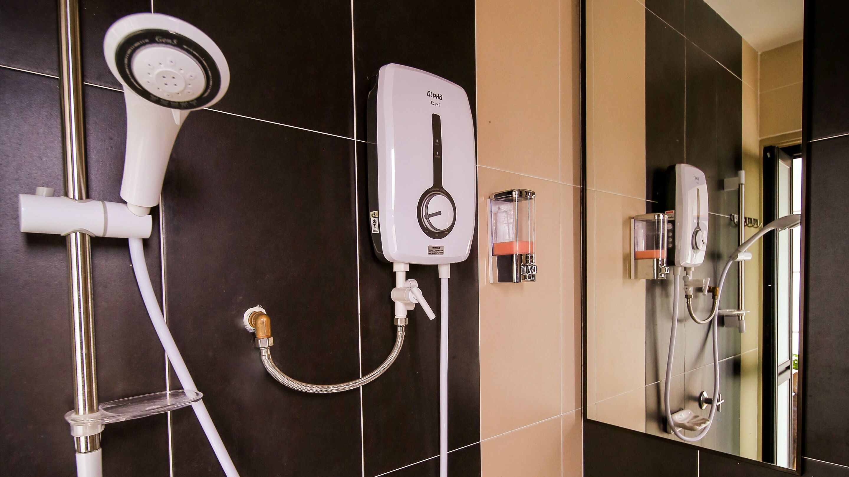 Un baño moderno con ducha de mano, ducha eléctrica empotrada y un masajeador de mano.